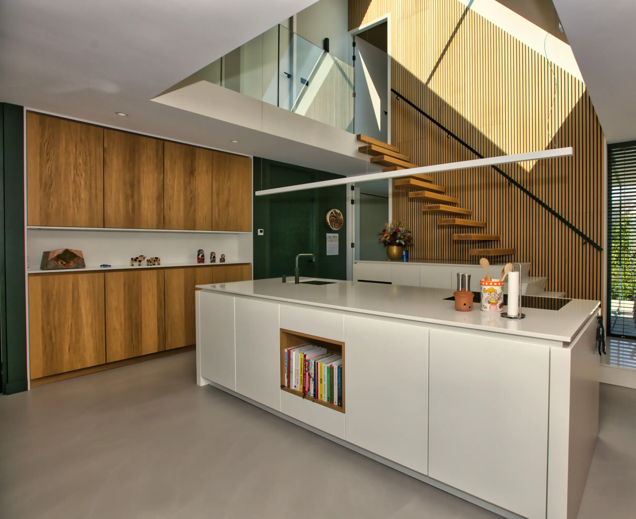 Keuken ontworpen en gemaakt door Van der Lee Interieurbouw met gedetailleerde trapafwerking.