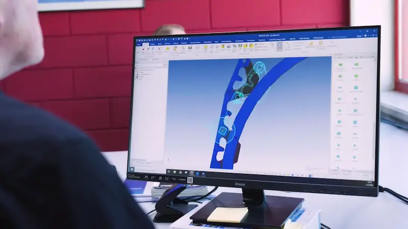 Werknemer werkt op een computer met IronCAD-software in een kantooromgeving.